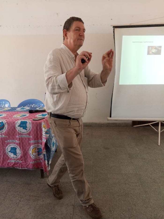 UNIKIN Jean Elen anime une formation sur les enjeux de l'IA dans l'enseignement et l'apprentissage-reveilcongo