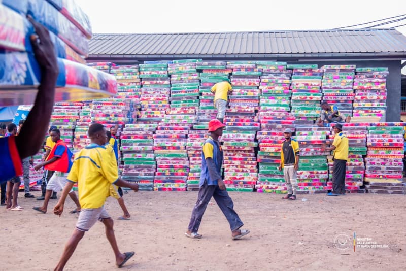 Justice en RDC : Constant Mutamba fait libérer 527 détenus à la prison de Makala et offre des matelas aux détenus !