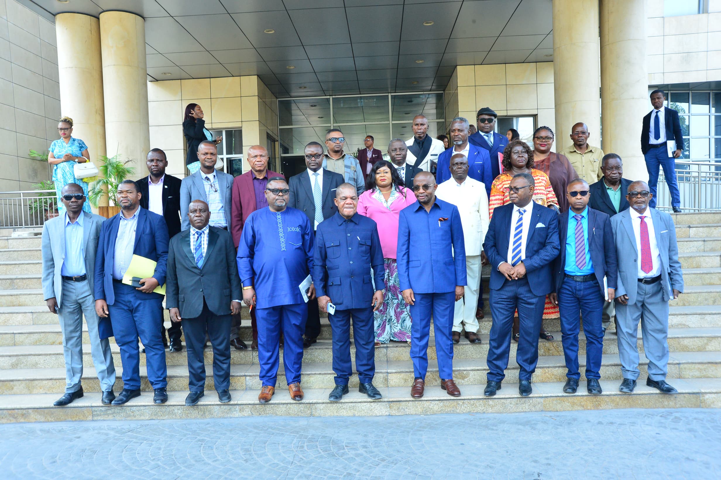 Le Ministre Marc Ekila entouré de corps des inspecteurs devant l'Hôtel du Gouvernement 
